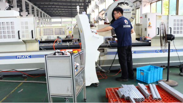 鋁型材框架如何重塑新能源汽車的安全與性能？